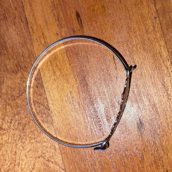 Elegant Silver Kentucky State Map Bracelet - A Touch of Home - Picture 3 of 6